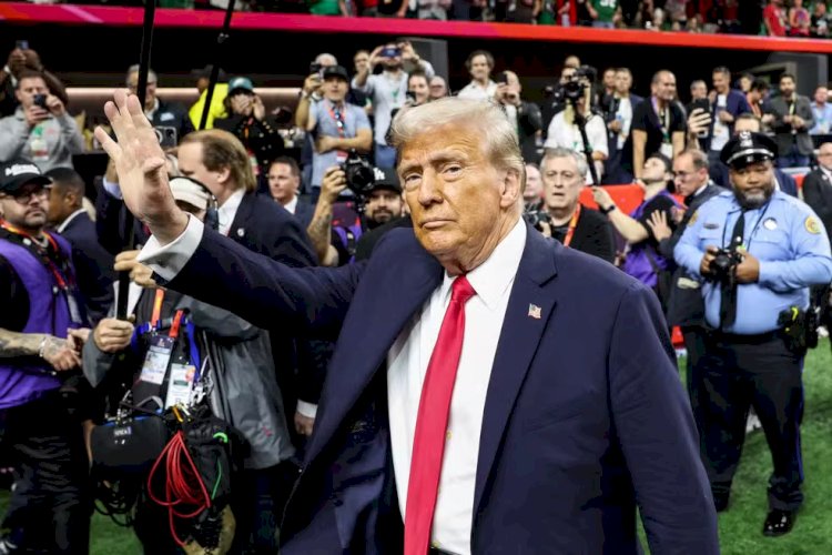 Trump Faz História no Super Bowl: Aparecimento Inusitado e Reações Quentes nas Redes Sociais!